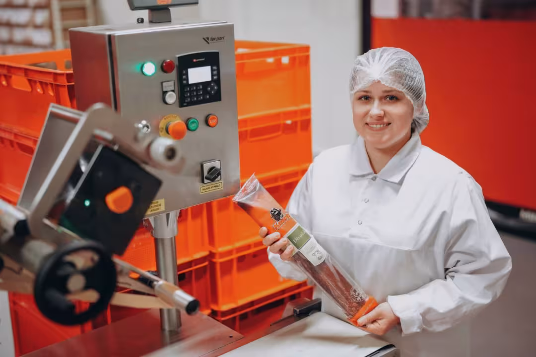 Dělník k balící lince